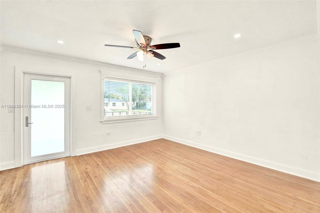 Active With Contract: $435,000 (3 beds, 1 baths, 984 Square Feet)