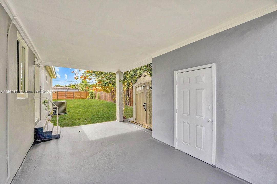 Active With Contract: $435,000 (3 beds, 1 baths, 984 Square Feet)