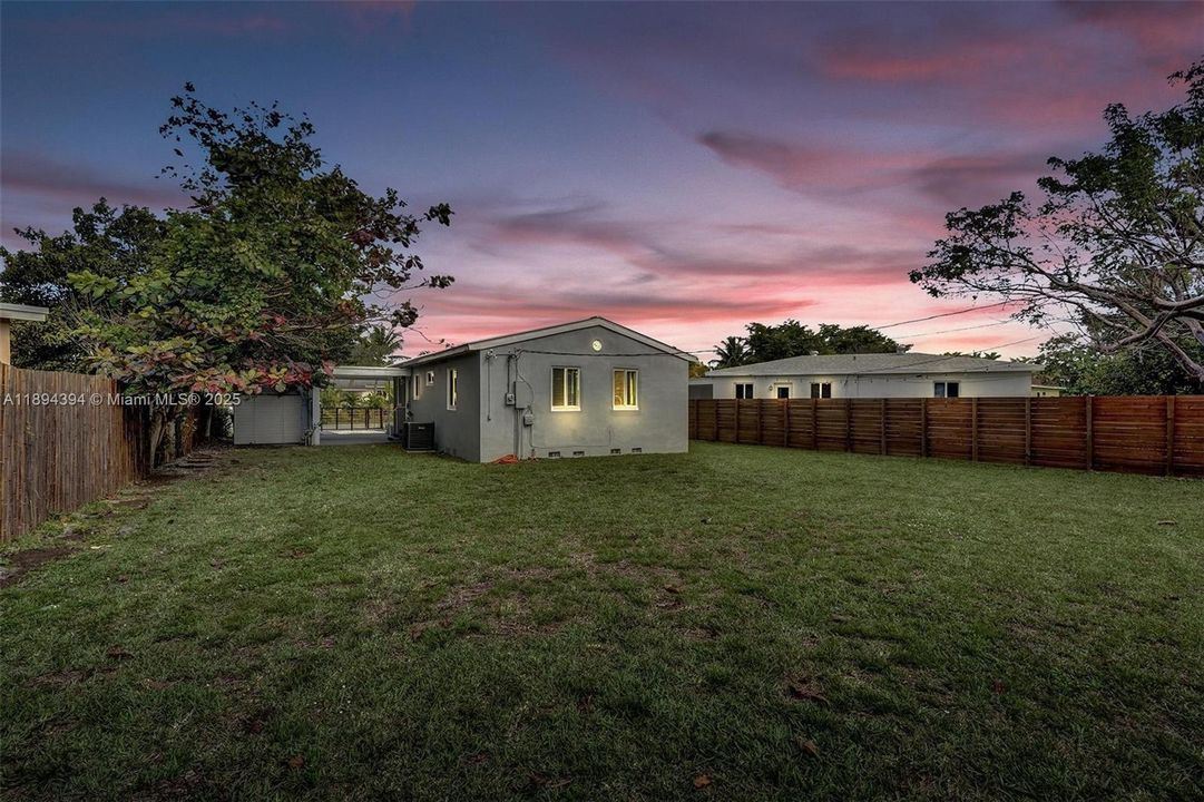 Active With Contract: $435,000 (3 beds, 1 baths, 984 Square Feet)