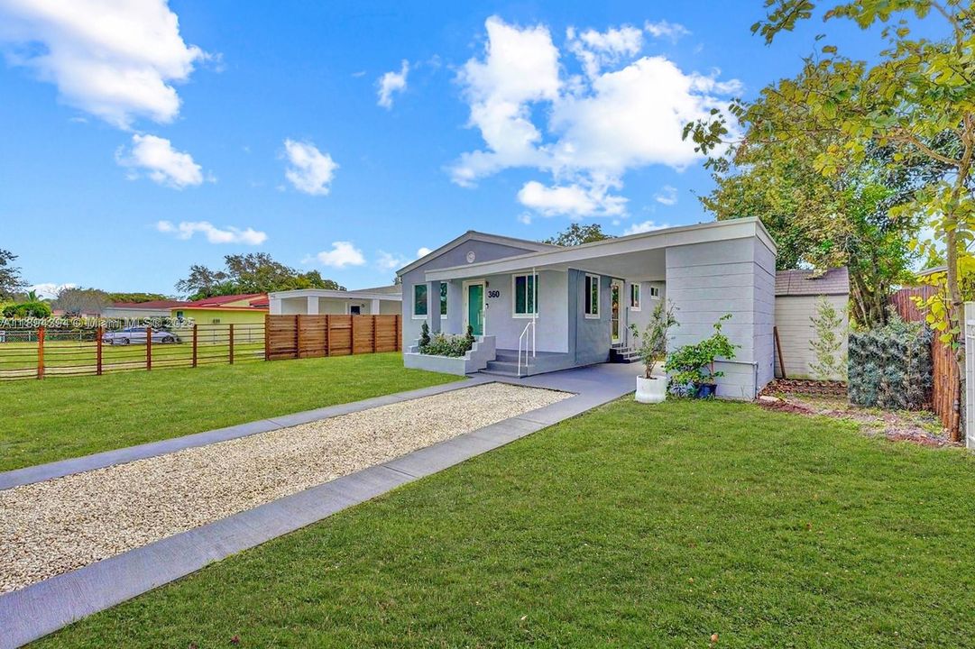 Active With Contract: $435,000 (3 beds, 1 baths, 984 Square Feet)