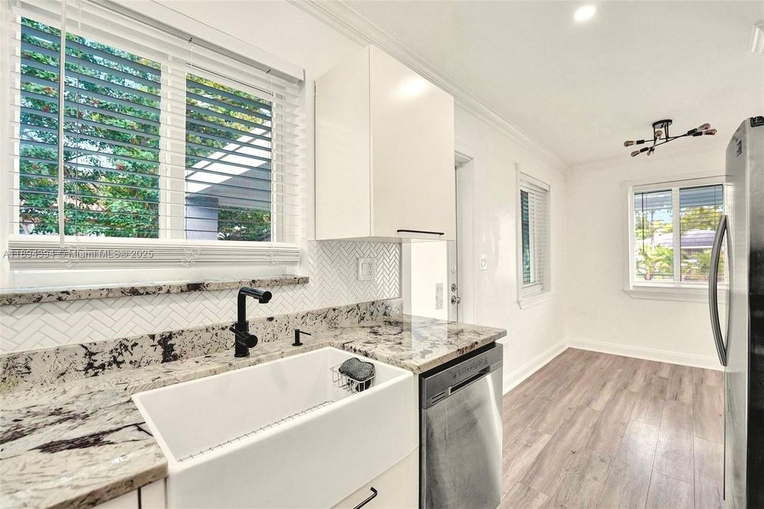 Active With Contract: $435,000 (3 beds, 1 baths, 984 Square Feet)