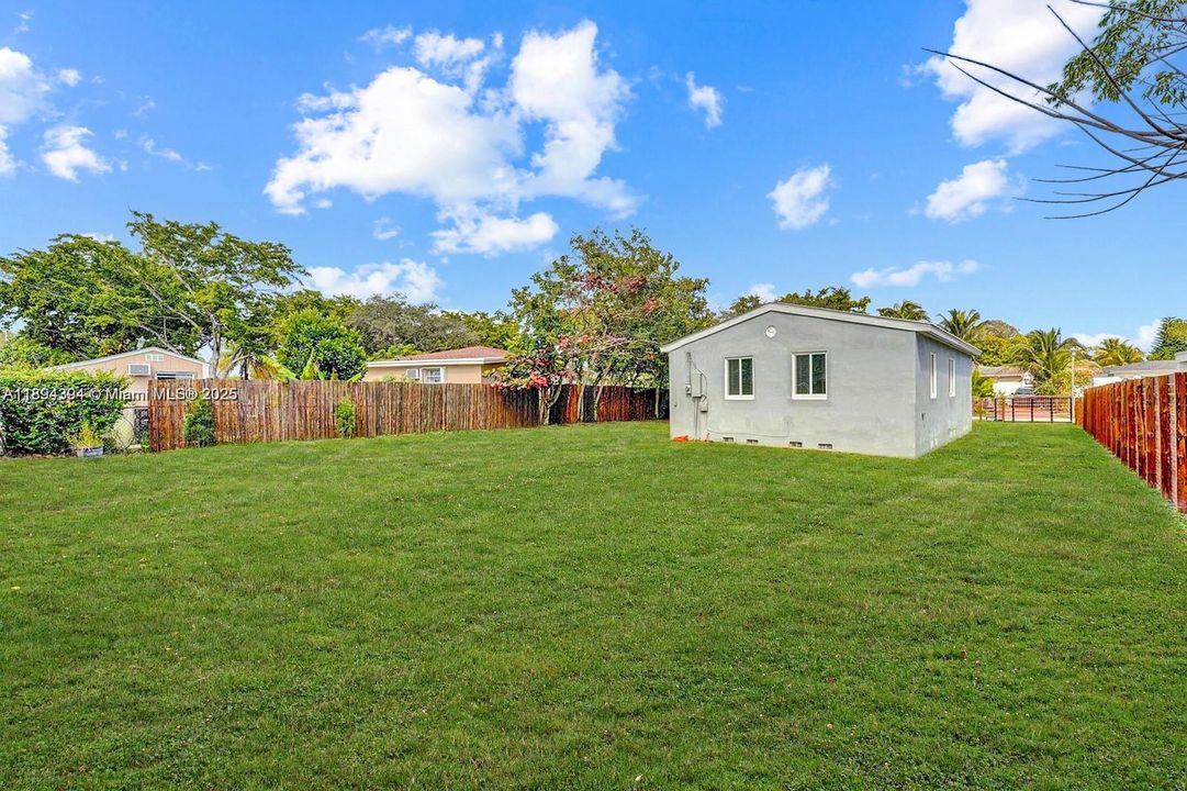 Active With Contract: $435,000 (3 beds, 1 baths, 984 Square Feet)