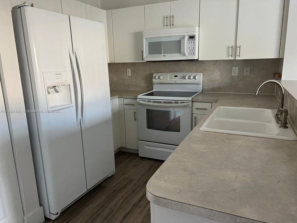 Recientemente alquilado: $1,900 (2 camas, 2 baños, 1370 Pies cuadrados)