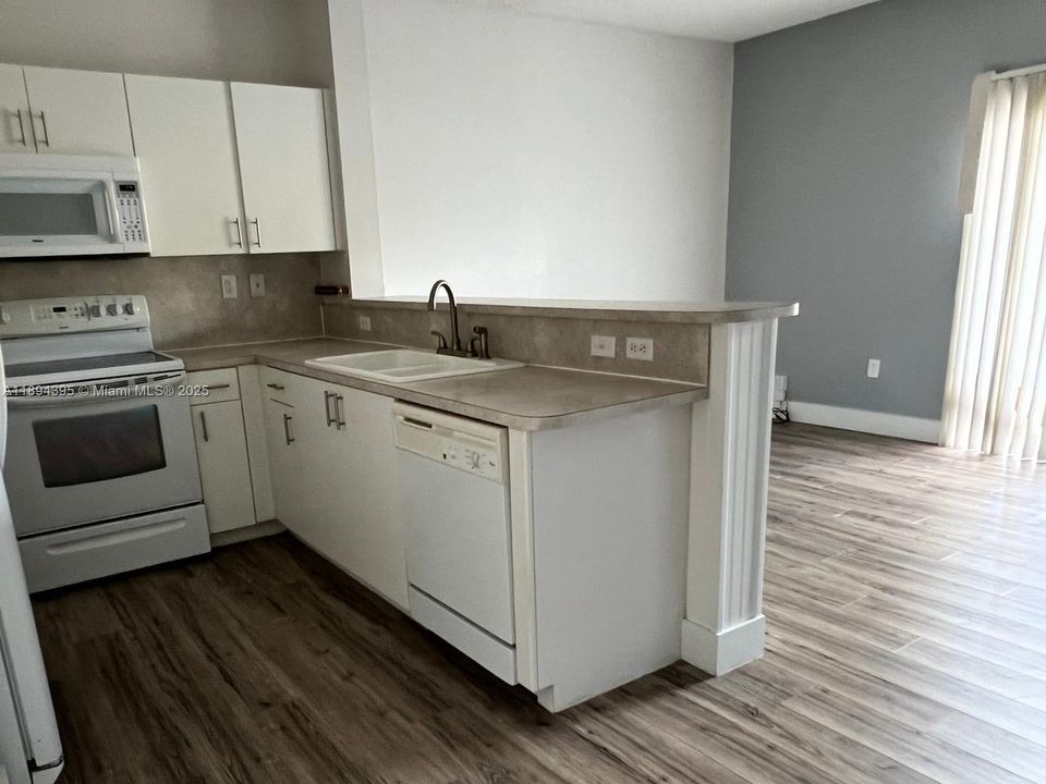 Recientemente alquilado: $1,900 (2 camas, 2 baños, 1370 Pies cuadrados)