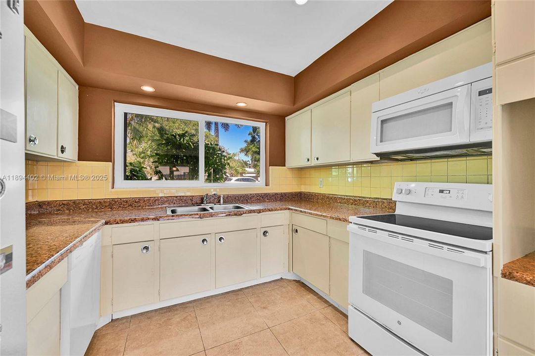 For Sale: $809,900 (2 beds, 2 baths, 1710 Square Feet)