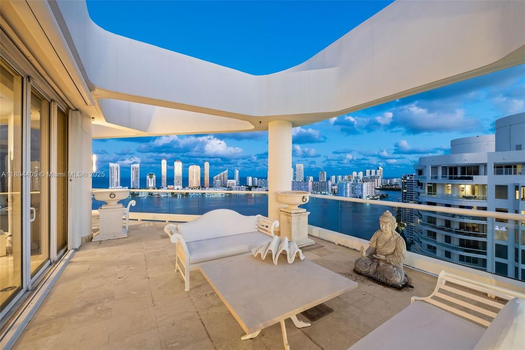 For Sale: $5,500,000 (6 beds, 7 baths, 7700 Square Feet)