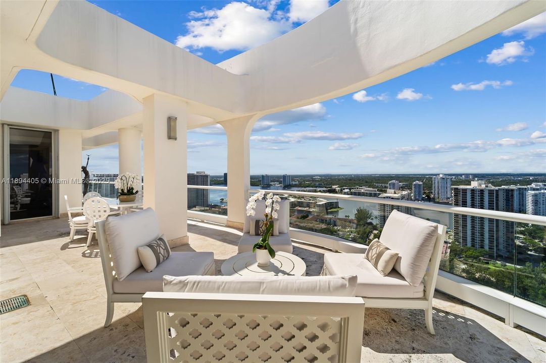 For Sale: $5,500,000 (6 beds, 7 baths, 7700 Square Feet)