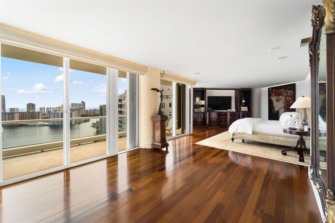 For Sale: $5,500,000 (6 beds, 7 baths, 7700 Square Feet)