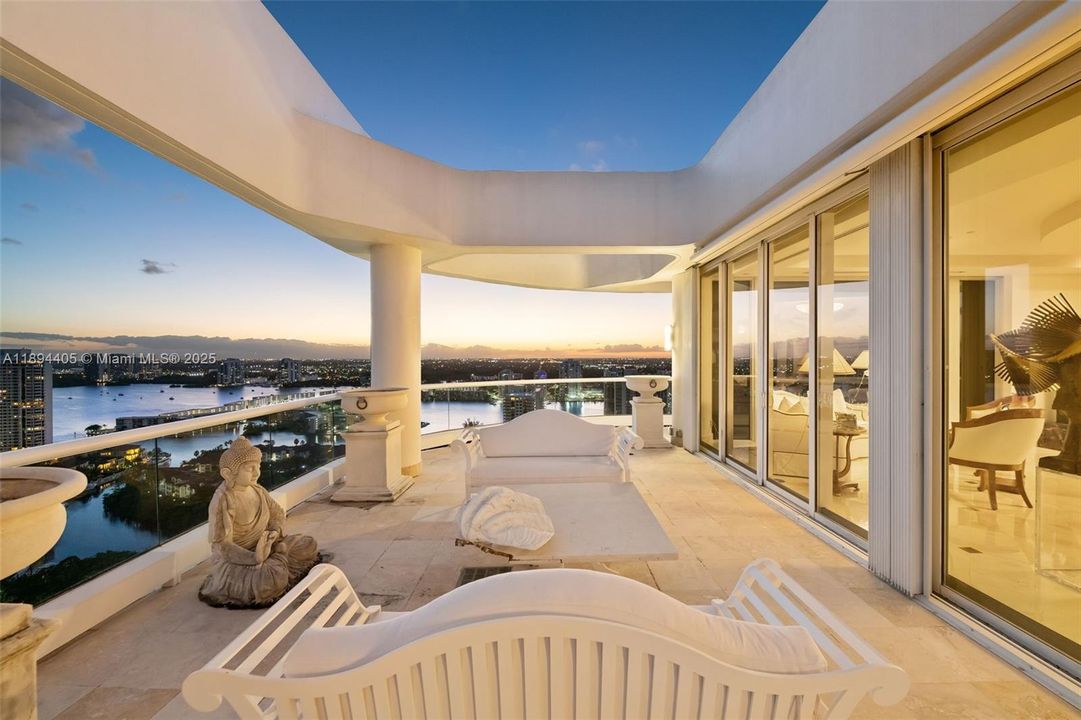 For Sale: $5,500,000 (6 beds, 7 baths, 7700 Square Feet)