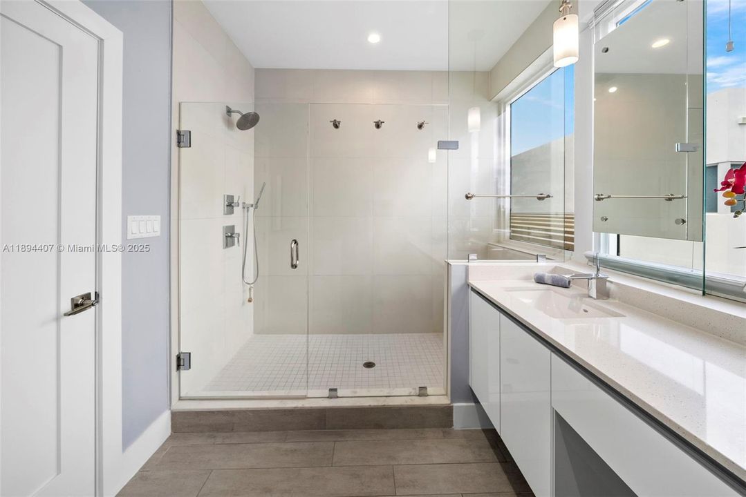 En Venta: $2,260,000 (4 camas, 4 baños, 2456 Pies cuadrados)