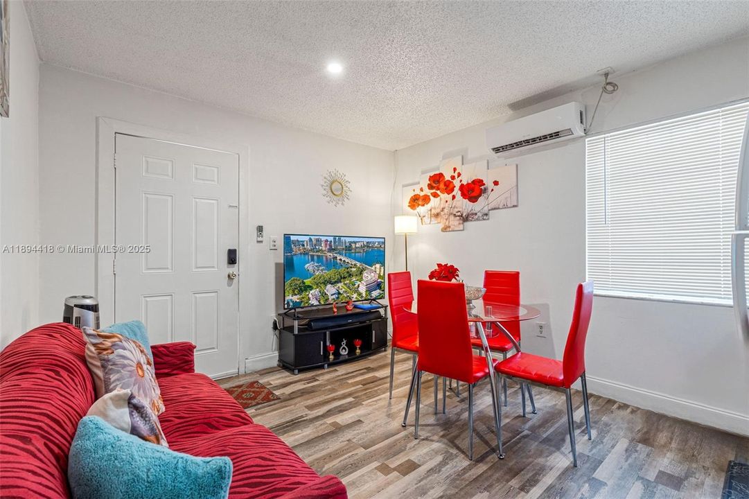 待售: $899,900 (0 贝兹, 0 浴室, 1316 平方英尺)