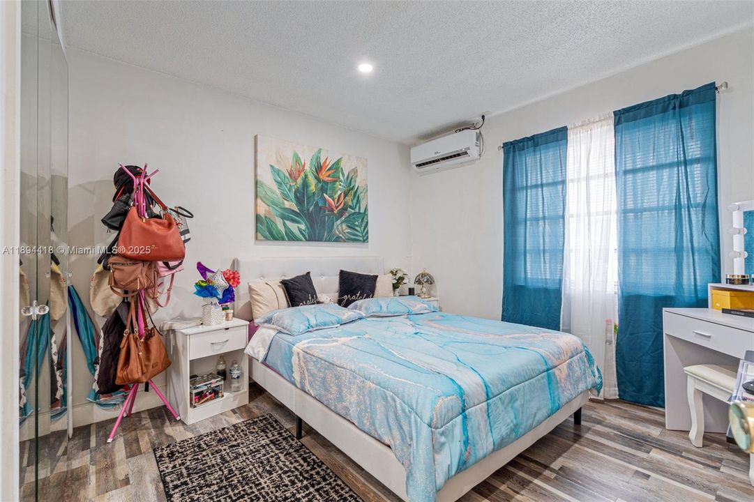 待售: $899,900 (0 贝兹, 0 浴室, 1316 平方英尺)