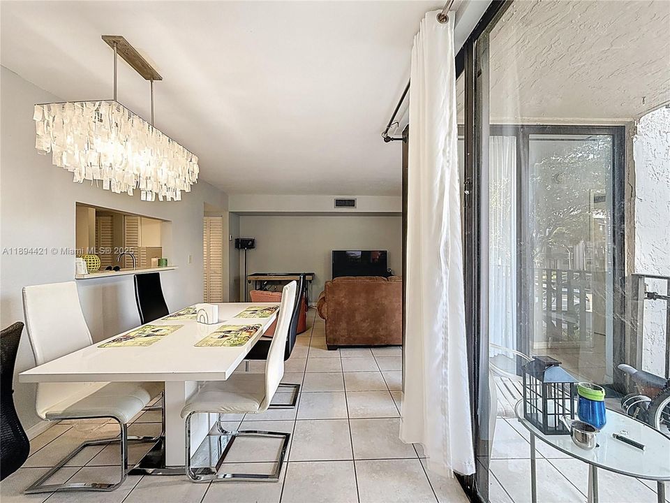 For Sale: $275,000 (2 beds, 2 baths, 982 Square Feet)