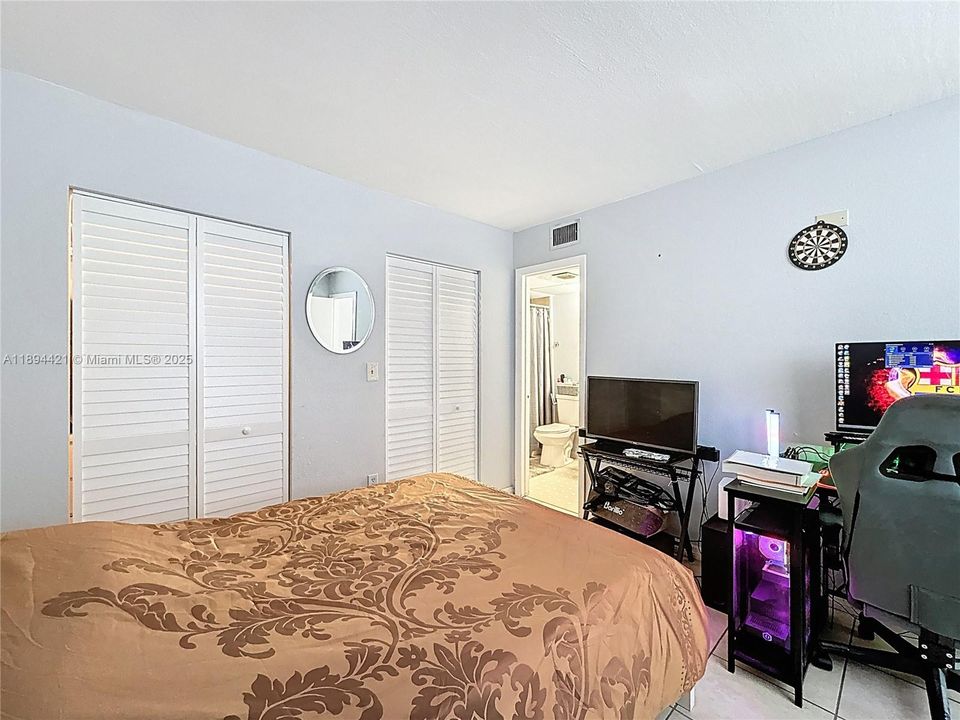 For Sale: $275,000 (2 beds, 2 baths, 982 Square Feet)