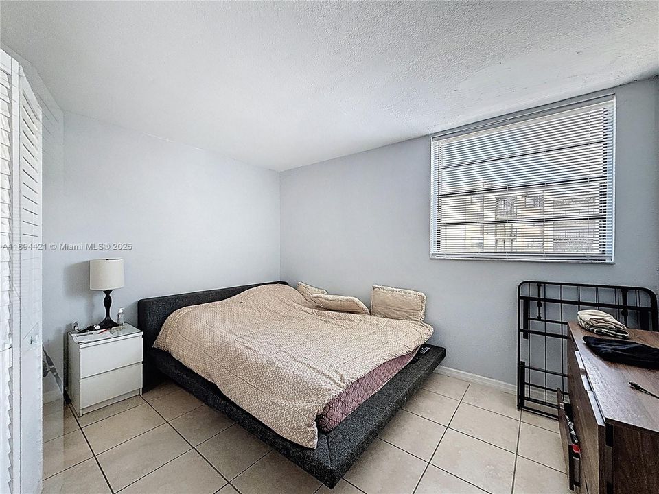 For Sale: $275,000 (2 beds, 2 baths, 982 Square Feet)