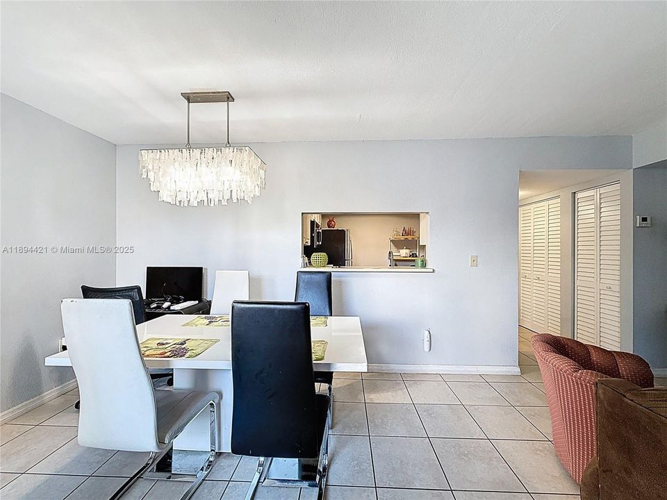 For Sale: $275,000 (2 beds, 2 baths, 982 Square Feet)