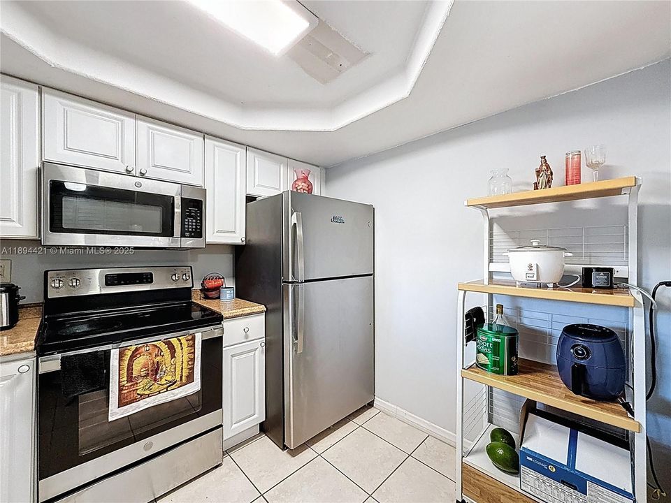 For Sale: $275,000 (2 beds, 2 baths, 982 Square Feet)