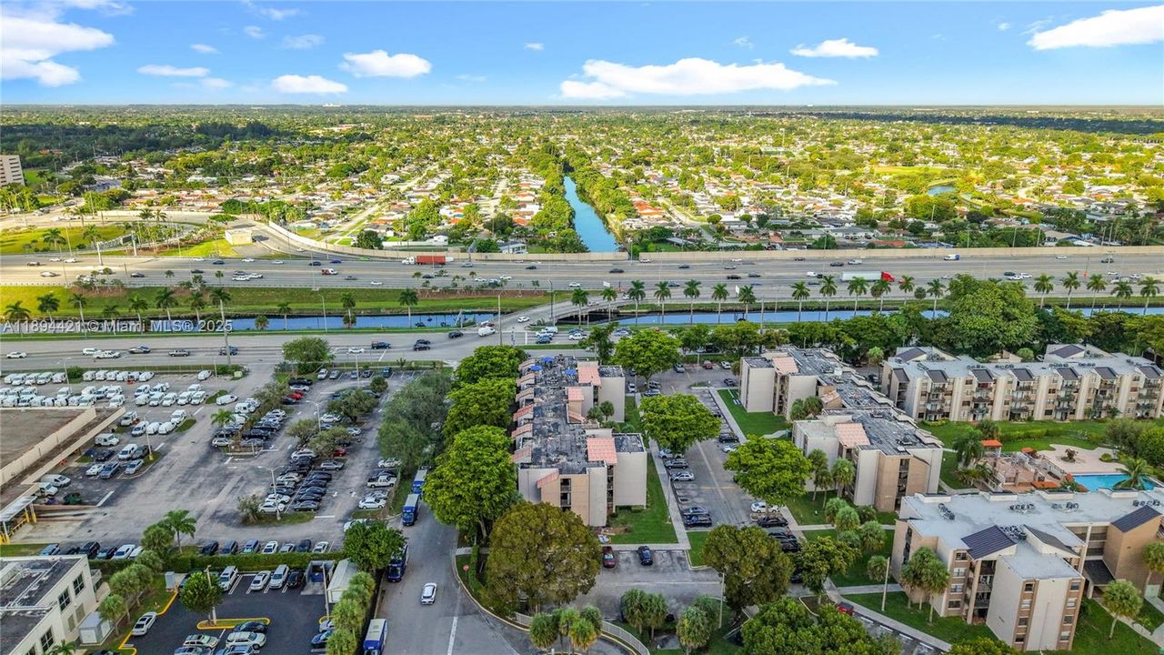 For Sale: $275,000 (2 beds, 2 baths, 982 Square Feet)