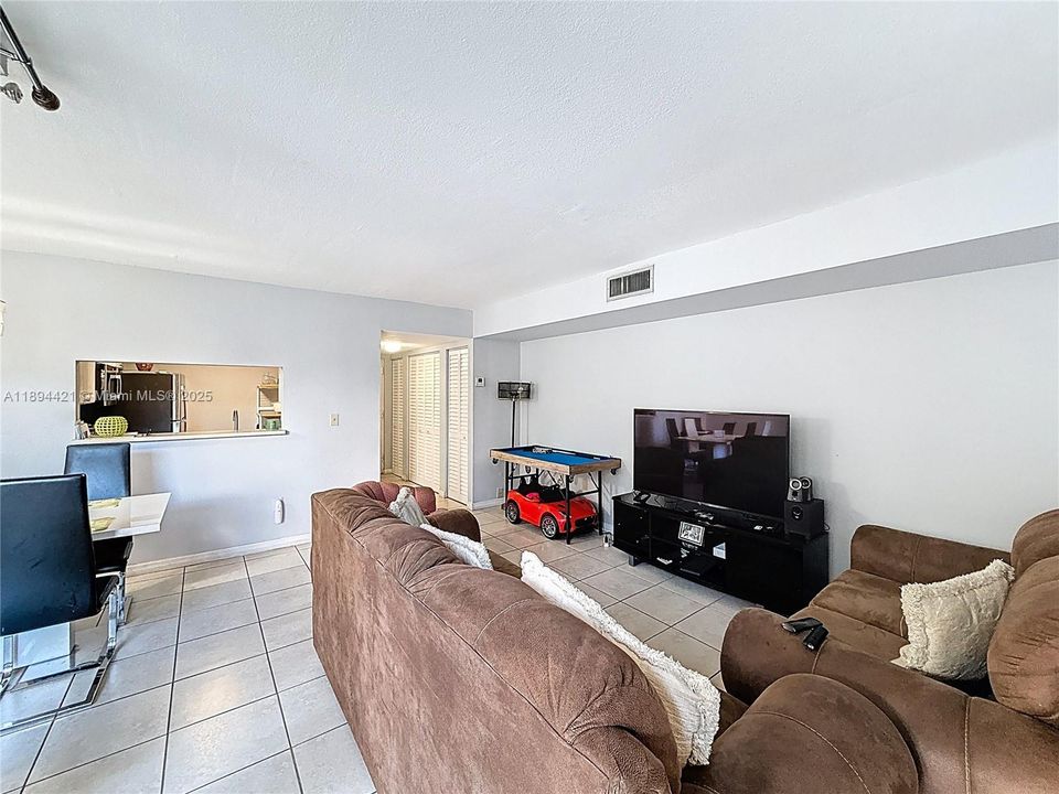 For Sale: $275,000 (2 beds, 2 baths, 982 Square Feet)