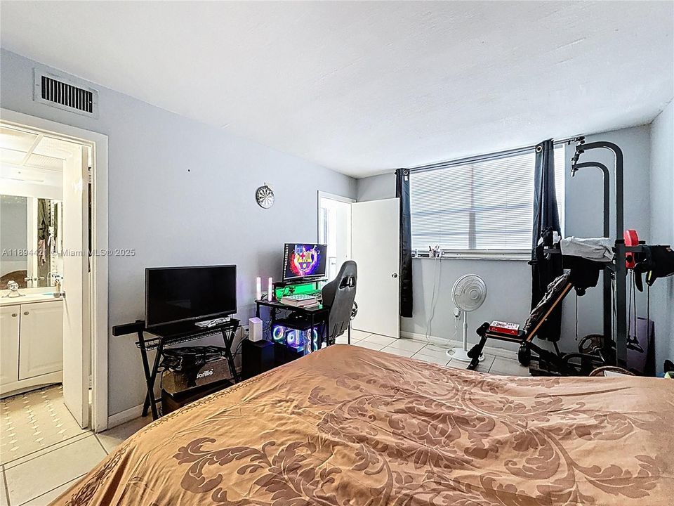 For Sale: $275,000 (2 beds, 2 baths, 982 Square Feet)