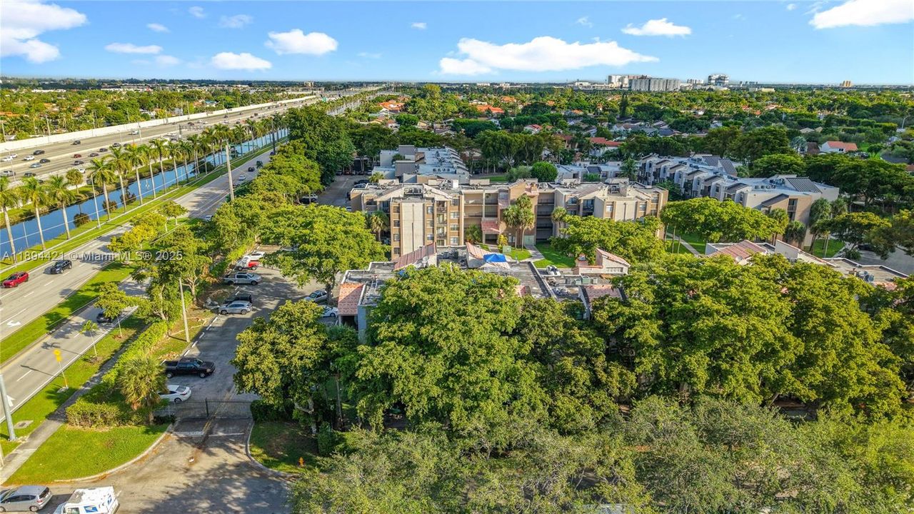 For Sale: $275,000 (2 beds, 2 baths, 982 Square Feet)