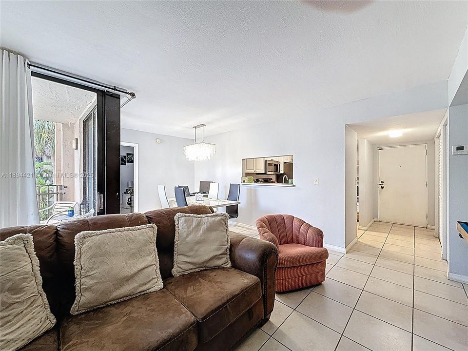 For Sale: $275,000 (2 beds, 2 baths, 982 Square Feet)