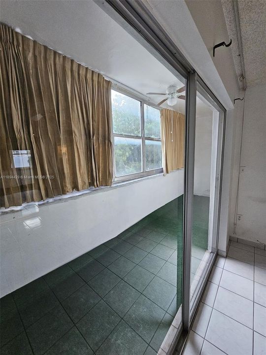 待售: $249,900 (2 贝兹, 1 浴室, 834 平方英尺)