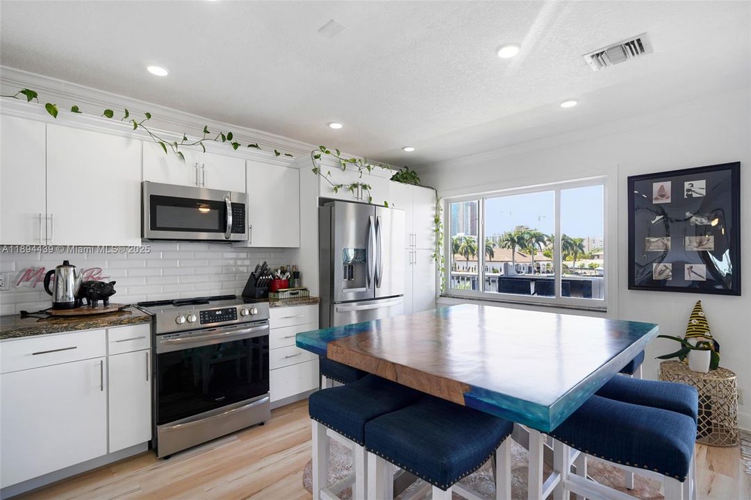 For Sale: $398,000 (1 beds, 1 baths, 772 Square Feet)