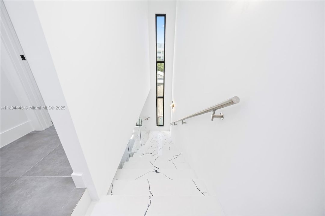 For Sale: $1,100,000 (3 beds, 3 baths, 1552 Square Feet)