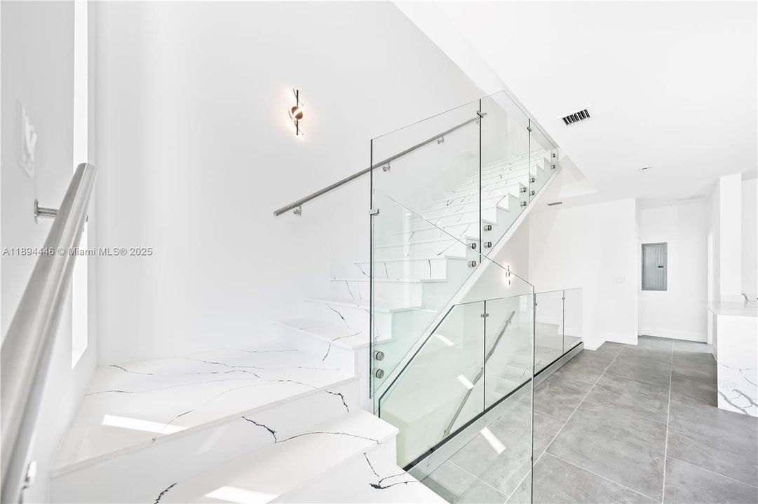 For Sale: $1,100,000 (3 beds, 3 baths, 1552 Square Feet)