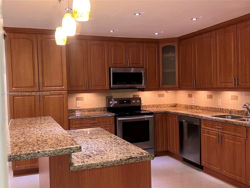 Active With Contract: $3,150 (3 beds, 2 baths, 1608 Square Feet)