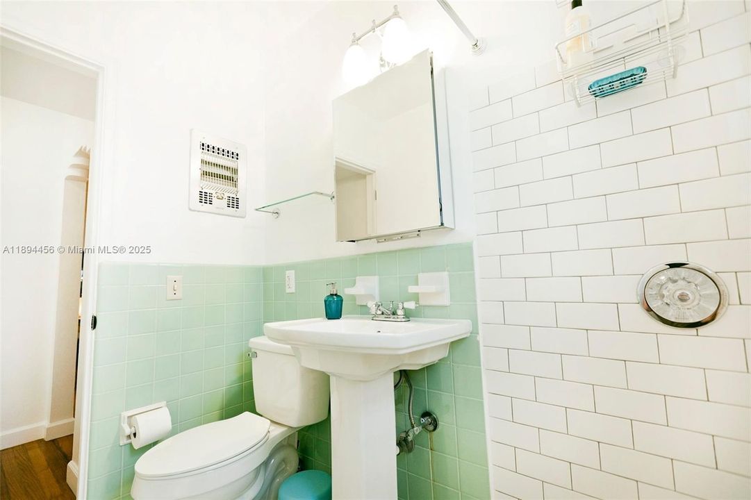 На продажу: $320,000 (2 спален, 1 ванн, 755 Квадратных фут)