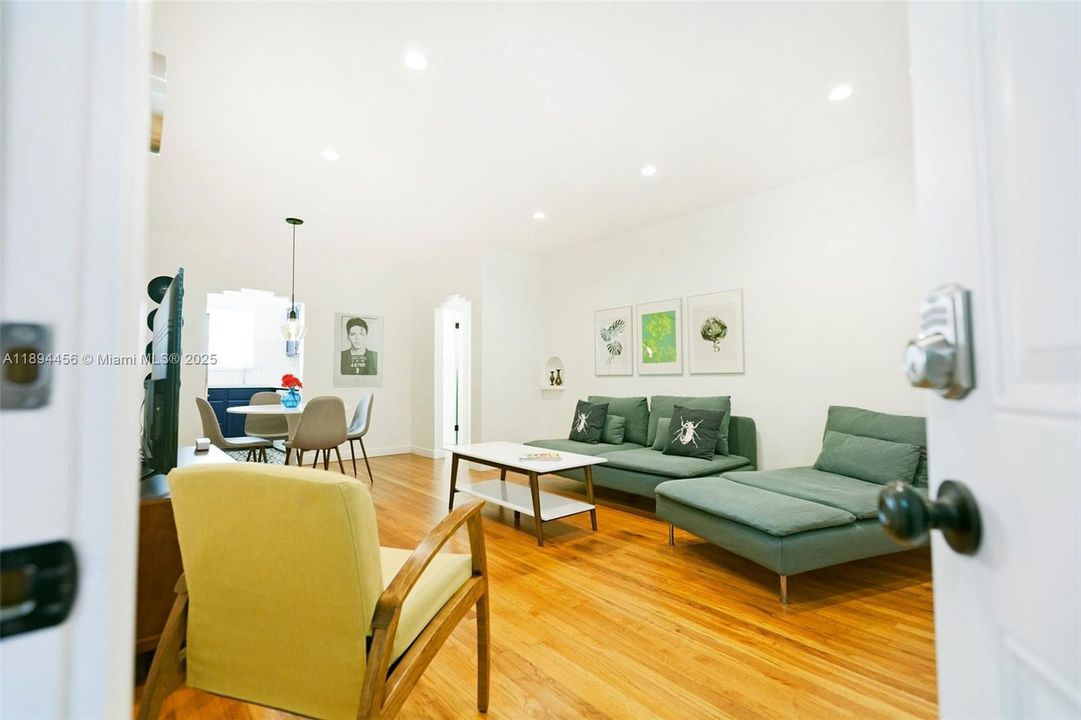 На продажу: $320,000 (2 спален, 1 ванн, 755 Квадратных фут)