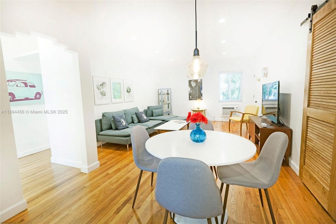 На продажу: $320,000 (2 спален, 1 ванн, 755 Квадратных фут)