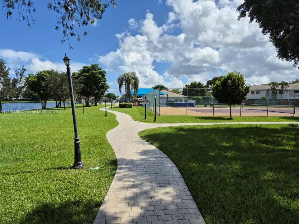 最近售出: $359,900 (2 贝兹, 1 浴室, 1008 平方英尺)