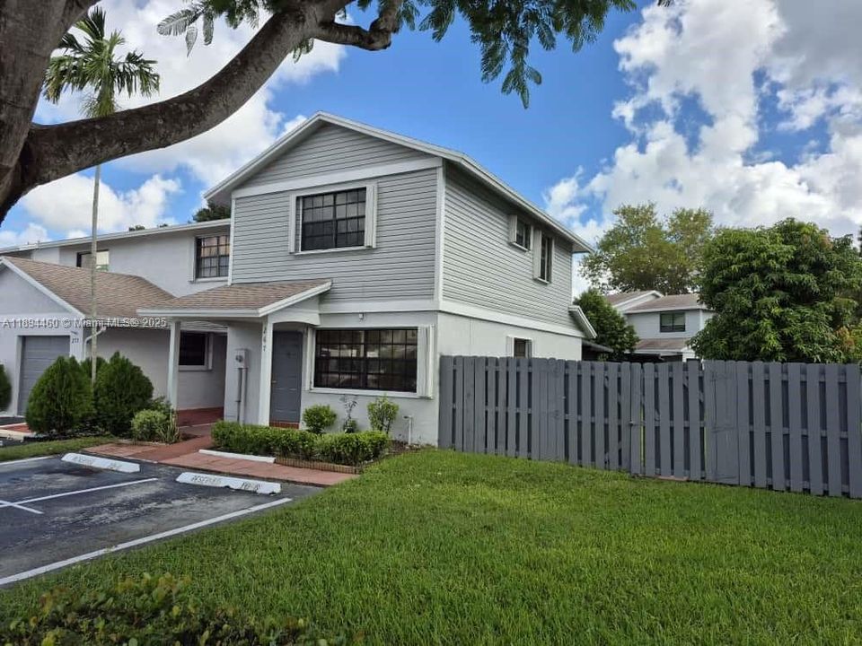 最近售出: $359,900 (2 贝兹, 1 浴室, 1008 平方英尺)