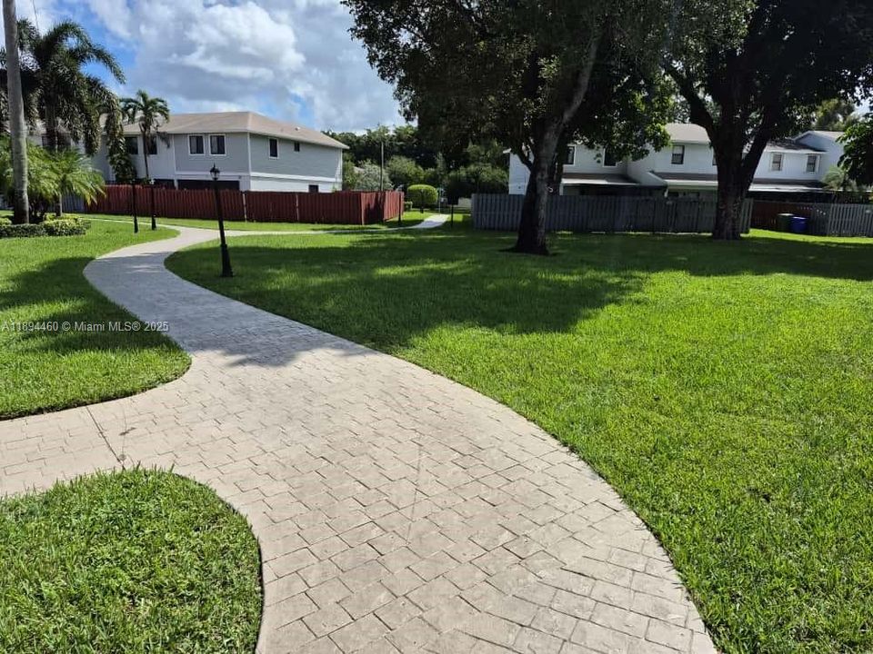 最近售出: $359,900 (2 贝兹, 1 浴室, 1008 平方英尺)