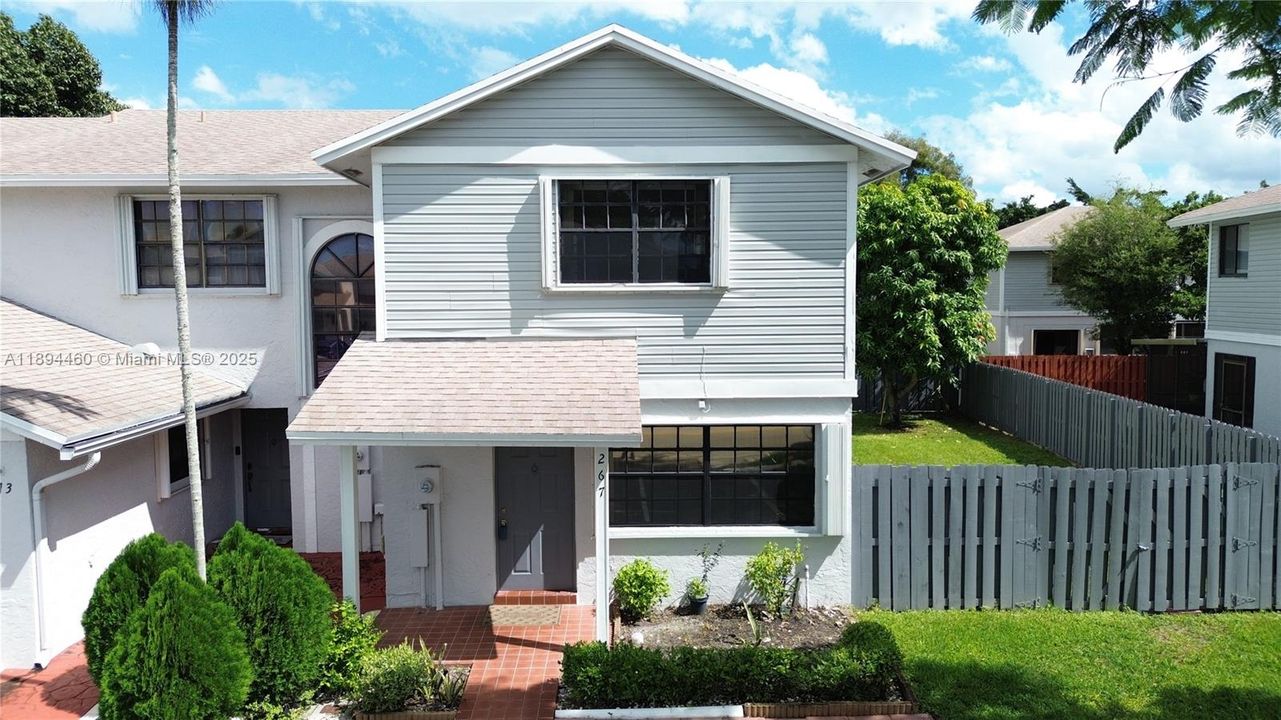 最近售出: $359,900 (2 贝兹, 1 浴室, 1008 平方英尺)