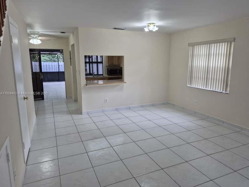 最近售出: $359,900 (2 贝兹, 1 浴室, 1008 平方英尺)