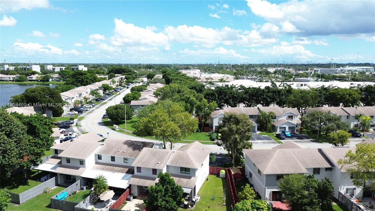 最近售出: $359,900 (2 贝兹, 1 浴室, 1008 平方英尺)