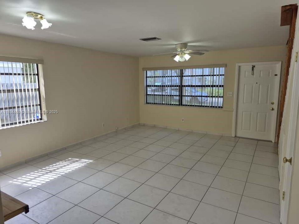 最近售出: $359,900 (2 贝兹, 1 浴室, 1008 平方英尺)