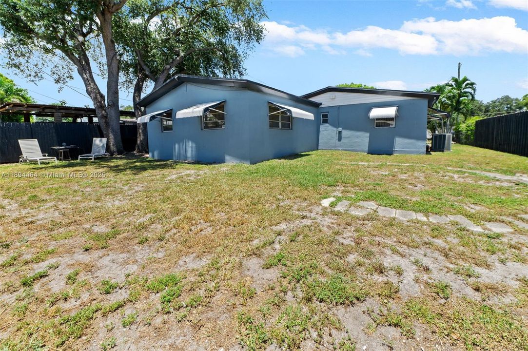 Active With Contract: $469,500 (3 beds, 2 baths, 1305 Square Feet)