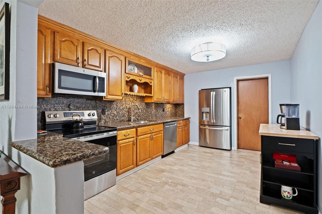 Active With Contract: $469,500 (3 beds, 2 baths, 1305 Square Feet)