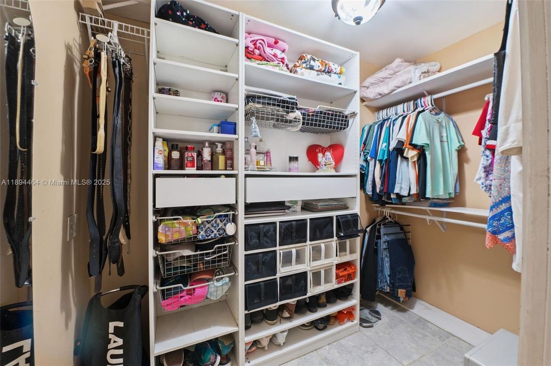 Active With Contract: $469,500 (3 beds, 2 baths, 1305 Square Feet)