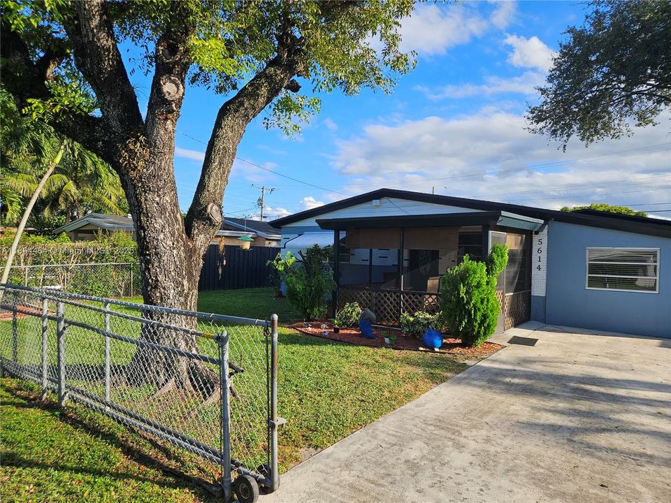 Active With Contract: $469,500 (3 beds, 2 baths, 1305 Square Feet)
