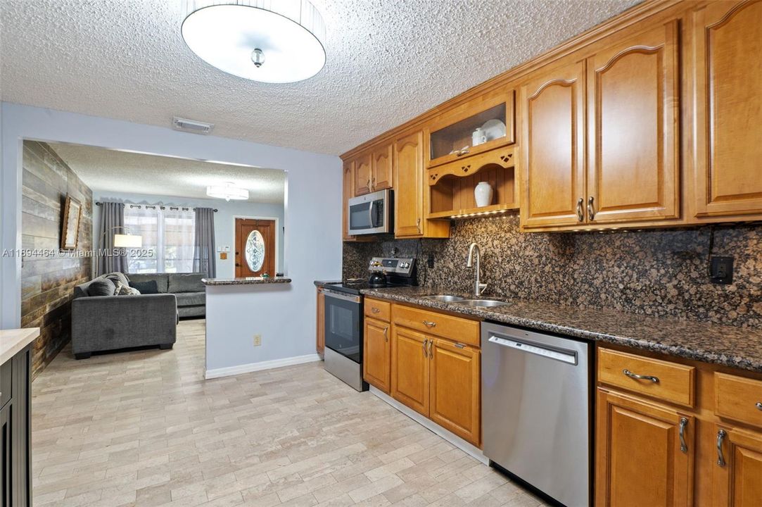 Active With Contract: $469,500 (3 beds, 2 baths, 1305 Square Feet)