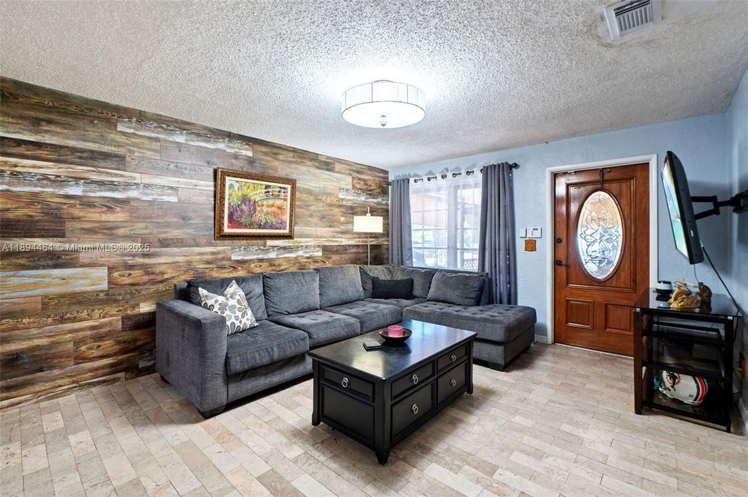 Active With Contract: $469,500 (3 beds, 2 baths, 1305 Square Feet)