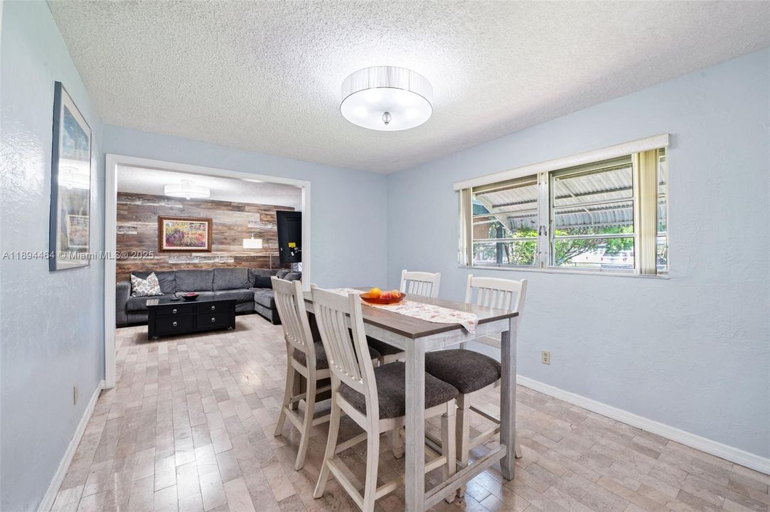 Active With Contract: $469,500 (3 beds, 2 baths, 1305 Square Feet)