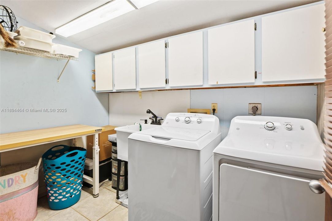 Active With Contract: $469,500 (3 beds, 2 baths, 1305 Square Feet)