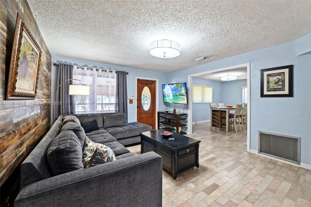 Active With Contract: $469,500 (3 beds, 2 baths, 1305 Square Feet)